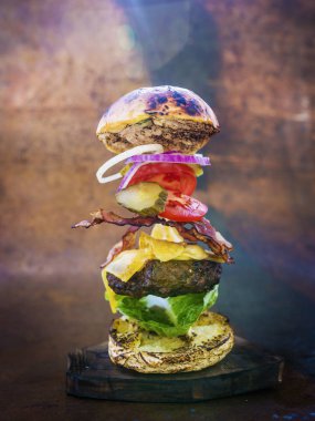 Hamburger gerçekçi uçan malzemelerle.