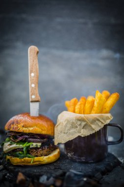 Lezzetli füme ızgara ve sırlı biftek burger marul ile peynir