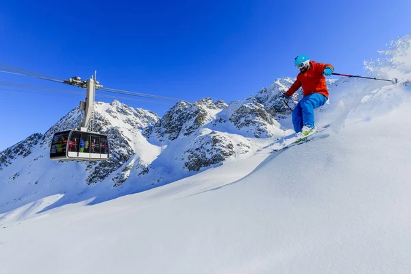 Skifahren mit herrlichem Blick auf die berühmten Schweizer Berge in schöner — Stockfoto