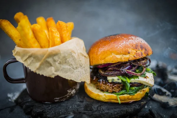 Tasty wędzone burger wołowy z grilla i przeszklone z sałatą, serem — Zdjęcie stockowe