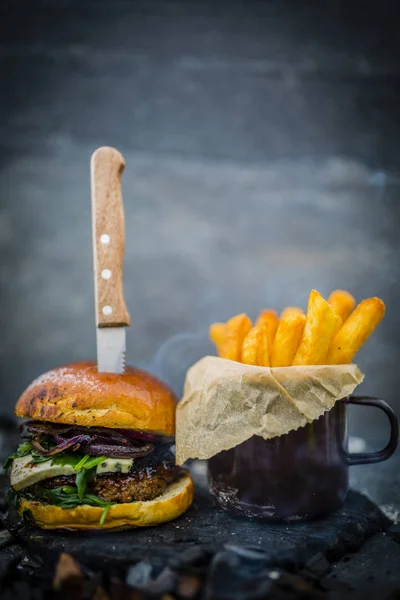 Tasty gerookt gegrild en geglazuurde rundvlees hamburger met sla, kaas — Stockfoto