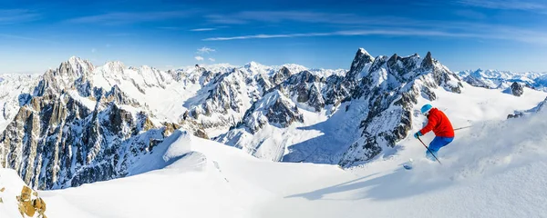 Sciare Vallee Blanche Chamonix con stupendo panorama delle Grandes — Foto Stock