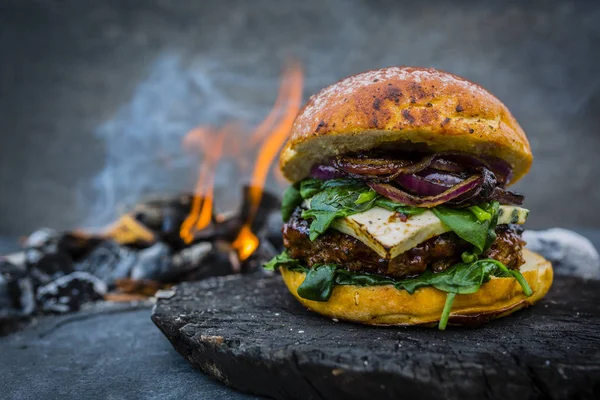 Leckere geräucherte gegrillte und glasierte Rindfleisch-Burger mit Salat, Käse — Stockfoto
