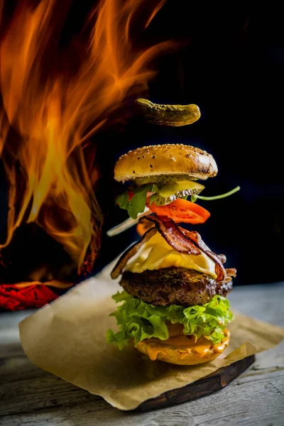 Hamburger met realistische vliegende ingrediënten. Heerlijke gerookte grille — Stockfoto