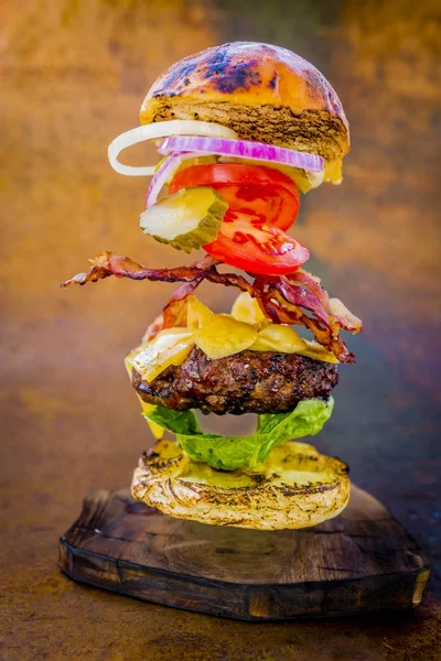 Hamburger gerçekçi uçan malzemelerle. Lezzetli füme ızgara