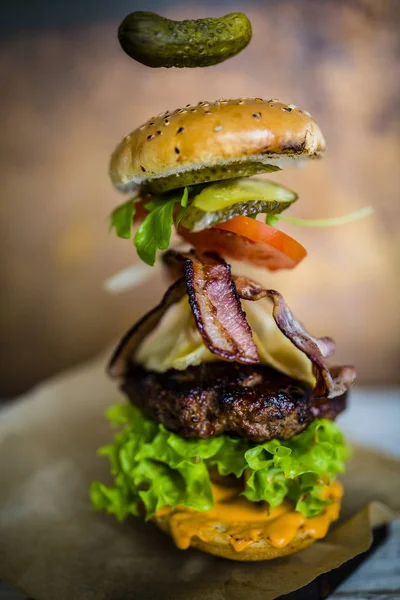 Hamburger met realistische vliegende ingrediënten. Heerlijke gerookte grille — Stockfoto