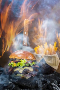 Lezzetli füme ızgara ve sırlı biftek burger marul ile peynir