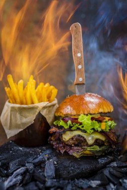 Lezzetli füme ızgara ve sırlı biftek burger marul ile peynir