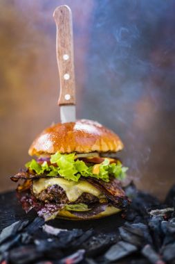 Lezzetli füme ızgara ve sırlı biftek burger marul ile peynir