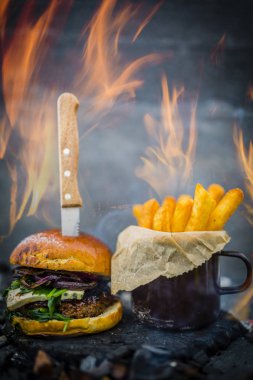 Lezzetli füme ızgara ve sırlı biftek burger marul ile peynir
