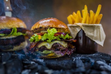 Lezzetli füme ızgara ve sırlı biftek burger marul ile peynir