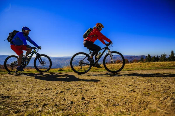 秋の森のサイクルで山のバイカー カップル トレイルのサイクリング、. — ストック写真