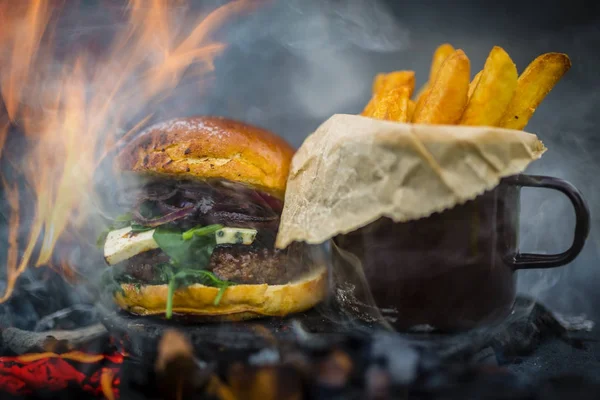 Lezzetli füme ızgara ve sırlı biftek burger marul ile peynir