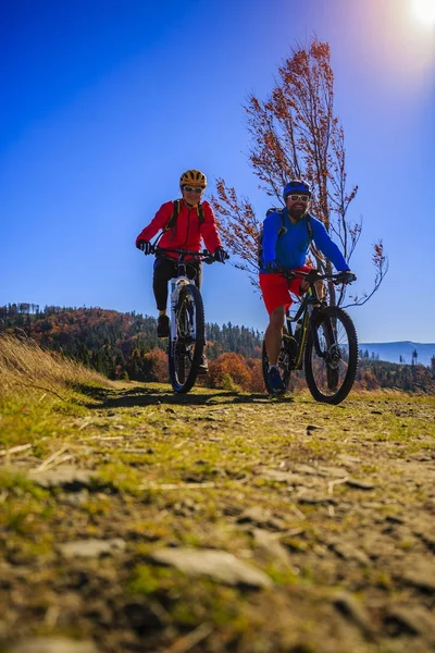 Cyklistika, horské biker pár na cyklu trail v podzimním lese. — Stock fotografie