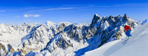 Sciare Vallee Blanche Chamonix con stupendo panorama delle Grandes — Foto Stock