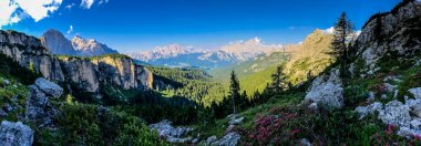 Üst Tofana di Rozes ve Cinque Torri ra muhteşem gün batımı manzarası