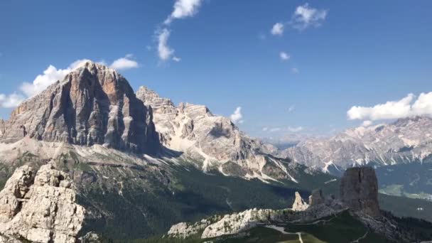 Timelapse vista de la parte superior Tofana di Rozes y Cinque Torri gama en Dolomitas, Tirol del Sur. Ubicación Cortina d 'Ampezzo, Italia, Europa. Dramática escena nublada . — Vídeos de Stock