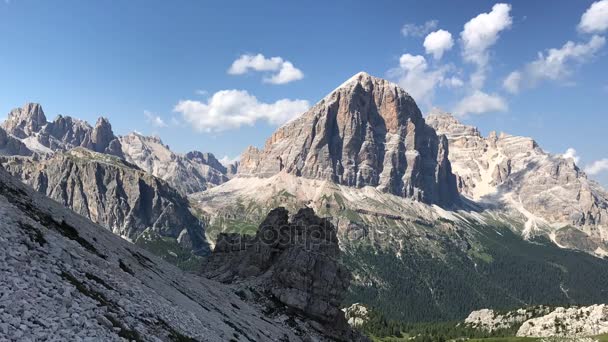 Timelapse vista do topo da gama Tofana di Rozes e Cinque Torri em Dolomites, Tirol do Sul. Localização Cortina d 'Ampezzo, Itália, Europa. Cena nublada dramática . — Vídeo de Stock