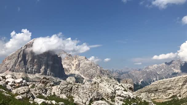 Timelapse pohled špičkové Tofana di Rozes a Cinque Torri v Dolomitech, Jižní Tyrolsko. Umístění Cortina d'Ampezzo, Itálie, Evropa. Dramatická scéna zataženo. — Stock video