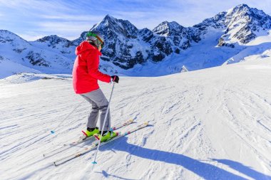 Kız karda güneşli bir günde dağlarda Kayak üzerinde. W Kayak