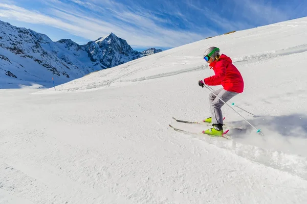 Chica en el esquí en la nieve en un día soleado en las montañas. Esquí en w — Foto de Stock