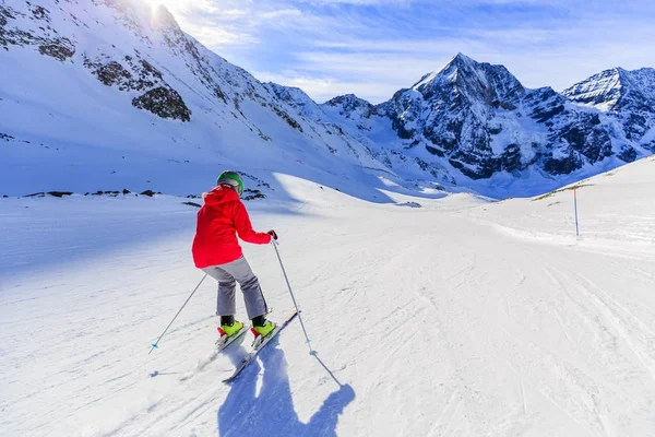 Chica en el esquí en la nieve en un día soleado en las montañas. Esquí en w — Foto de Stock