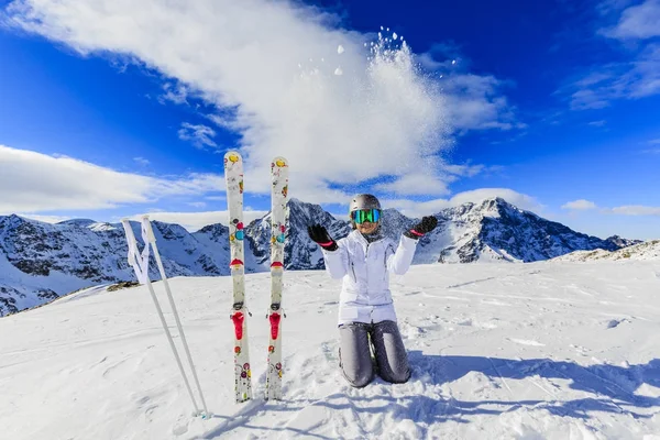 Κορίτσι στο σκι στο χιόνι σε μια ηλιόλουστη ημέρα στα βουνά. Σκι στο w — Φωτογραφία Αρχείου