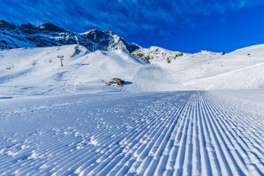 Kış sezonu, Dağları kar. Güney Tirol, Solda İtalya.