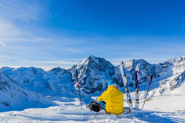 Dağcı backcountry Kayak ile karlı bir sırt boyunca yürüyüş 