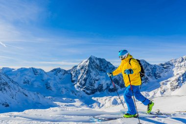 Dağcı backcountry Kayak ile karlı bir sırt boyunca yürüyüş 