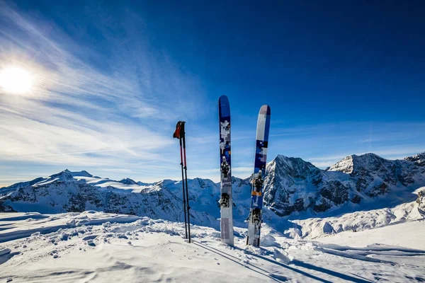 Åka skid i vintersäsongen, bergen och turåkning backcountry equi — Stockfoto