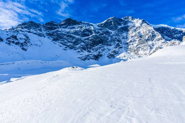 Neve nella stagione invernale, montagne. Alto Adige, Solda in Italia . — Foto Stock