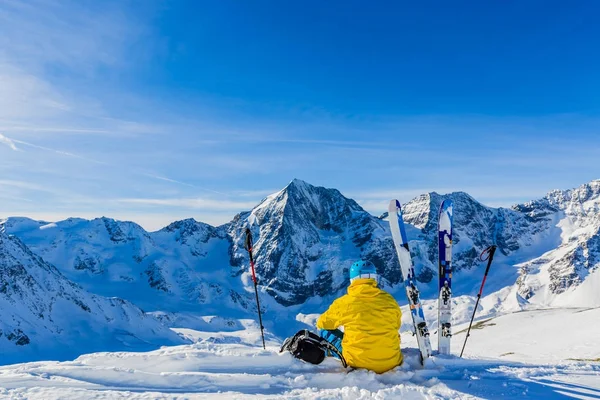 Alpinista sci di fondo camminando lungo un crinale innevato con — Foto Stock