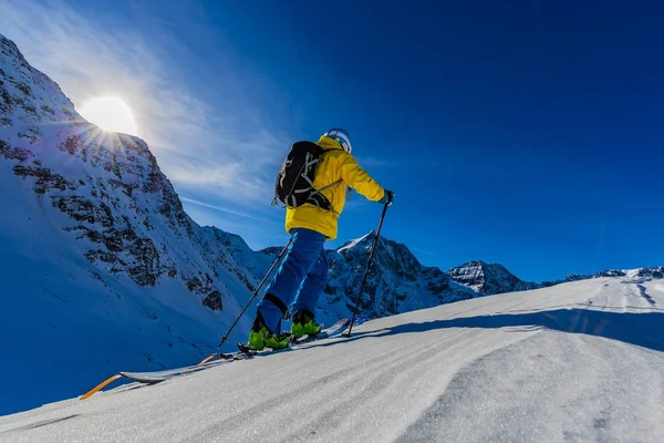 走上沿与白雪皑皑的山脊的登山野外滑雪 — 图库照片