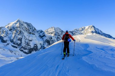 Dağcı backcountry Kayak ile karlı bir sırt boyunca yürüyüş 