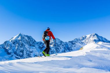 Dağcı backcountry Kayak ile karlı bir sırt boyunca yürüyüş 