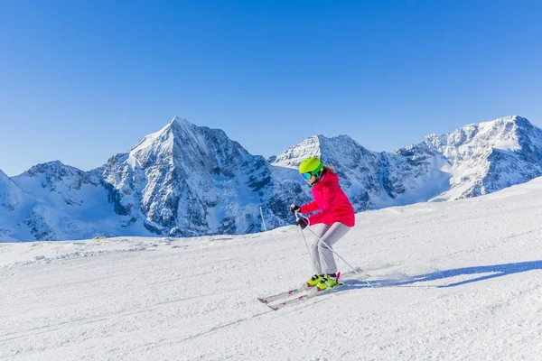 Κορίτσι στο σκι στο χιόνι σε μια ηλιόλουστη ημέρα στα βουνά. Σκι στο w — Φωτογραφία Αρχείου
