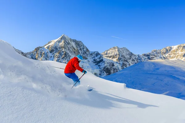 Mountaineer backcountry ski vilandes längs en snöig bergskam med ski — Stockfoto