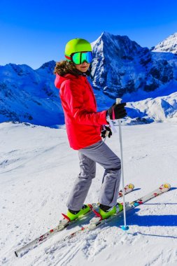 Kız karda güneşli bir günde dağlarda Kayak üzerinde. W Kayak