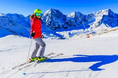 Kız karda güneşli bir günde dağlarda Kayak üzerinde. W Kayak