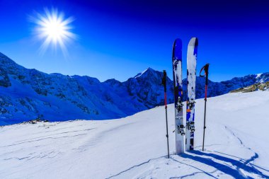 Kış sezonu, dağlar ve tur kayağı backcountry eş Kayak