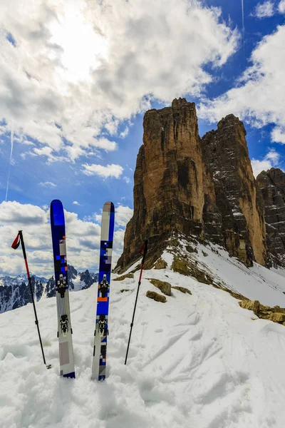 春の雪で登山バックカントリー スキー用具. — ストック写真