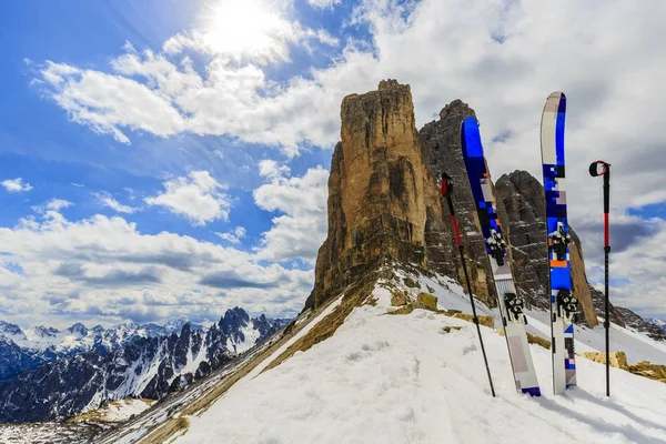 春の雪で登山バックカントリー スキー用具. — ストック写真