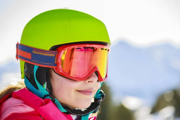 Portrait of happy young girl sitting in the snow with ski in win — Stock Photo, Image