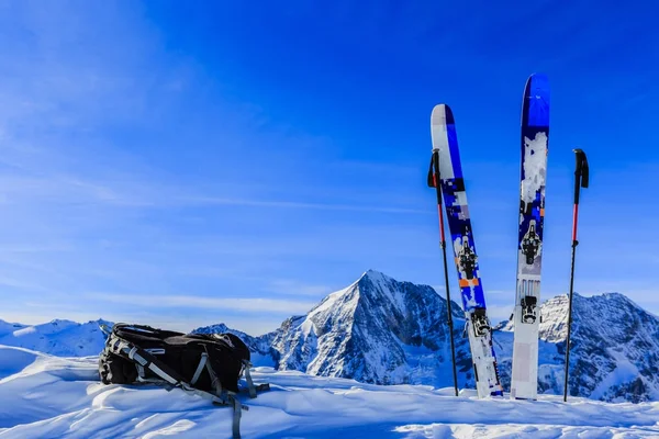 Sci nella stagione invernale, montagna e sci alpinismo backcountry equi — Foto Stock