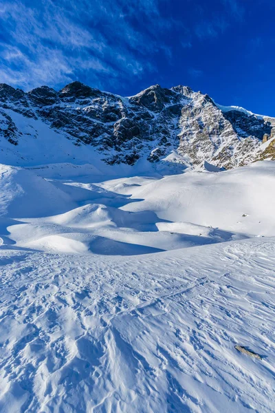 Neve nella stagione invernale, montagne. Alto Adige, Solda in Italia . — Foto Stock