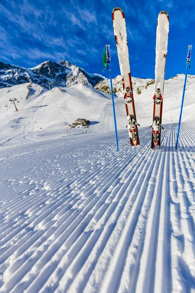 Ski im Winter, Berge und Skitouren im Hinterland — Stockfoto