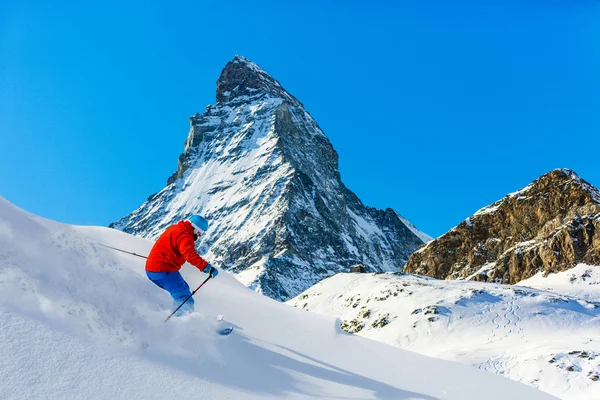 Man skiën op verse poeder sneeuw met de Matterhorn in achtergrond, Z — Stockfoto