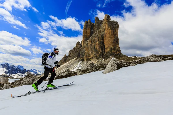 Esquí de montaña backcountry caminar a lo largo de una cresta nevada con —  Fotos de Stock