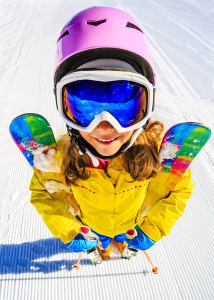 Menina no esqui na neve em um dia ensolarado nas montanhas. Esqui em w — Fotografia de Stock